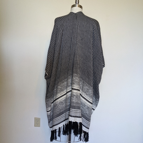 Poncho - Picture 4 of 7